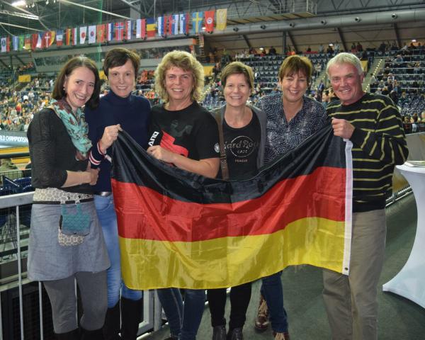 Karen Heinrich, Carola Ciszewski, Andrea Bölk und Sybille Gruner mit der ehemaligen Nationalspielerin Renate Zschau und Weltmeister-Trainer Lothar Doering.